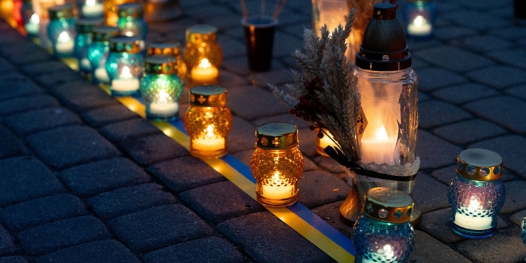 У Тернополі вшанували жертв голодоморів символічним хрестом і спільною молитвою