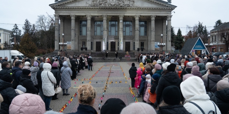 У Тернополі вшанували жертв голодоморів символічним хрестом і спільною молитвою