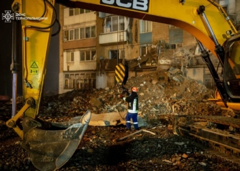 Третя доба пошуково-рятувальних робіт: у Тернополі триває розбір завалів після ворожого удару