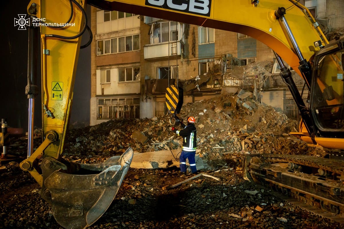 Третя доба пошуково-рятувальних робіт: у Тернополі триває розбір завалів після ворожого удару