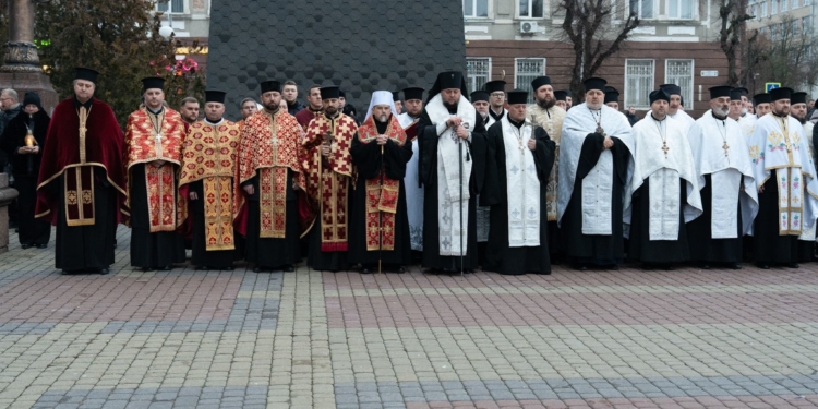 У Тернополі вшанували жертв голодоморів символічним хрестом і спільною молитвою