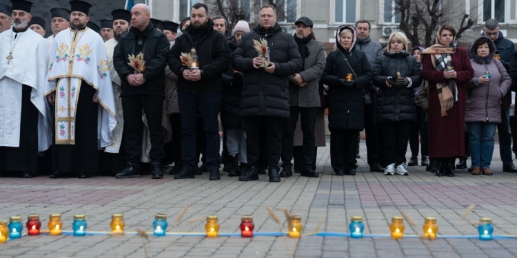 У Тернополі вшанували жертв голодоморів символічним хрестом і спільною молитвою