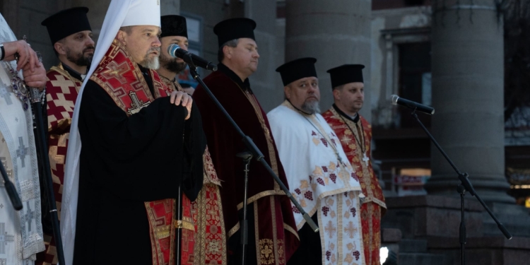 У Тернополі вшанували жертв голодоморів символічним хрестом і спільною молитвою