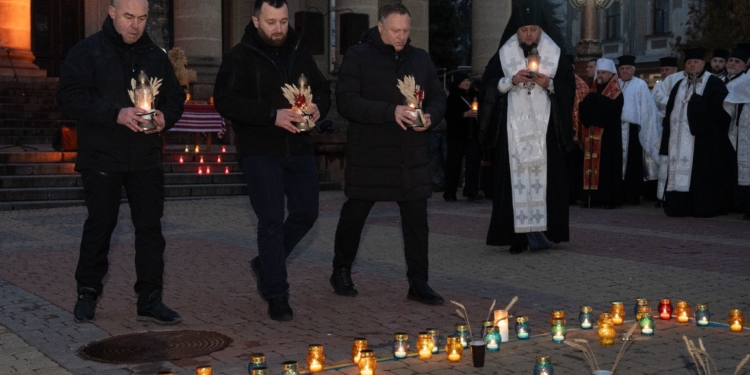 У Тернополі вшанували жертв голодоморів символічним хрестом і спільною молитвою