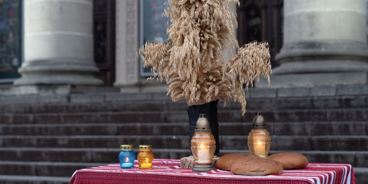 У Тернополі вшанували жертв голодоморів символічним хрестом і спільною молитвою