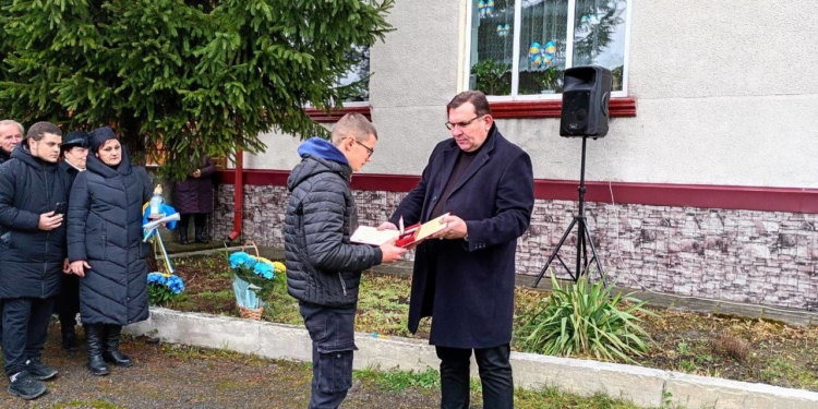 На Бережанщині відкрили меморіальні дошки Тарасу Лещуку, Андрію Савчуку та Назарію Швецю