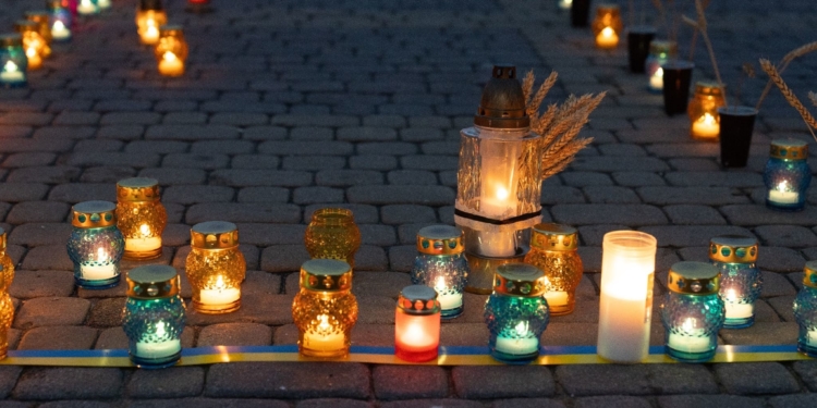 У Тернополі вшанували жертв голодоморів символічним хрестом і спільною молитвою