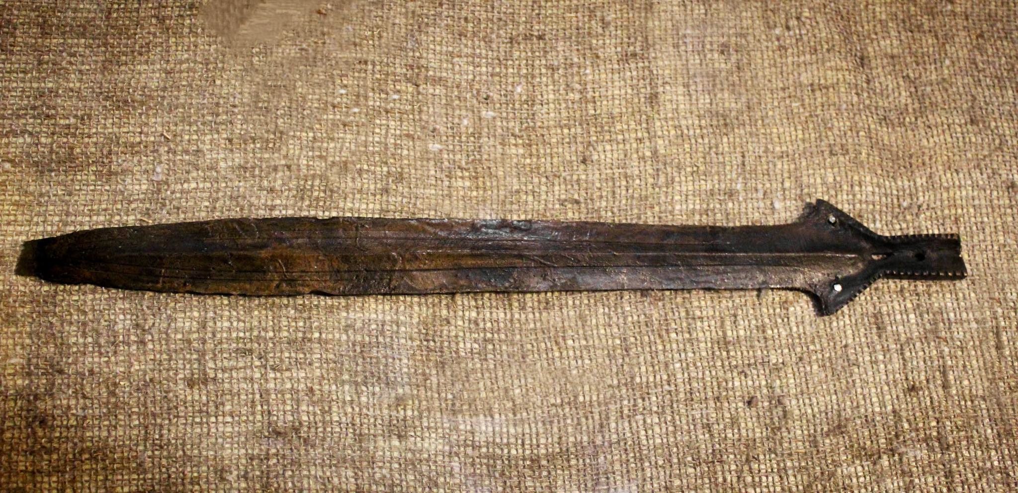 бронзовий меч