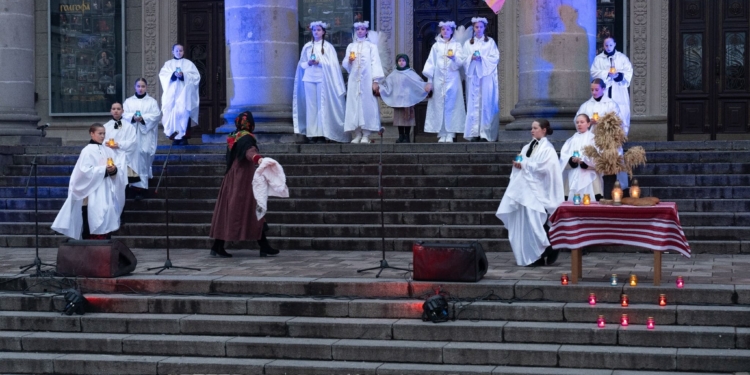 У Тернополі вшанували жертв голодоморів символічним хрестом і спільною молитвою