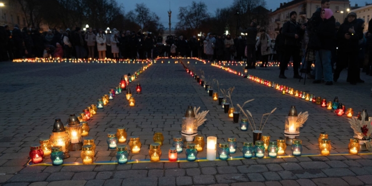 У Тернополі вшанували жертв голодоморів символічним хрестом і спільною молитвою