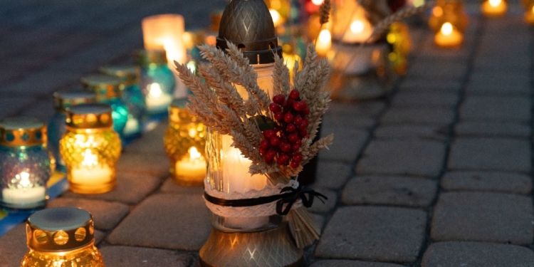 У Тернополі вшанували жертв голодоморів символічним хрестом і спільною молитвою