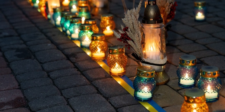 У Тернополі вшанували жертв голодоморів символічним хрестом і спільною молитвою