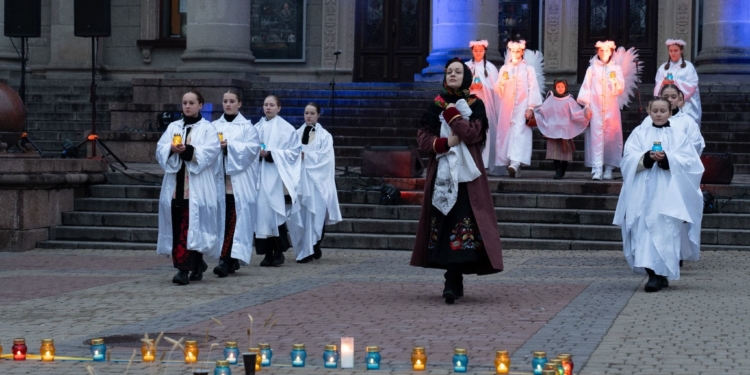 У Тернополі вшанували жертв голодоморів символічним хрестом і спільною молитвою