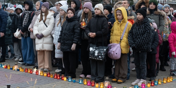 У Тернополі вшанували жертв голодоморів символічним хрестом і спільною молитвою