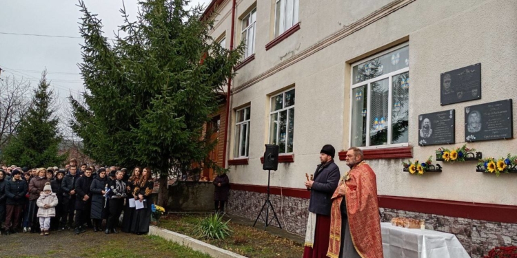 На Бережанщині відкрили меморіальні дошки Тарасу Лещуку, Андрію Савчуку та Назарію Швецю