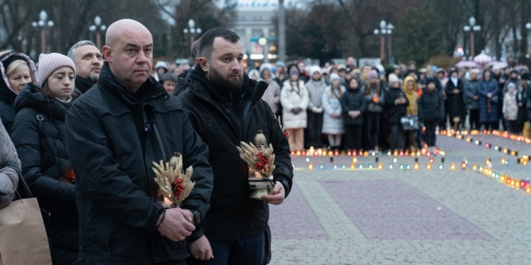 У Тернополі вшанували жертв голодоморів символічним хрестом і спільною молитвою