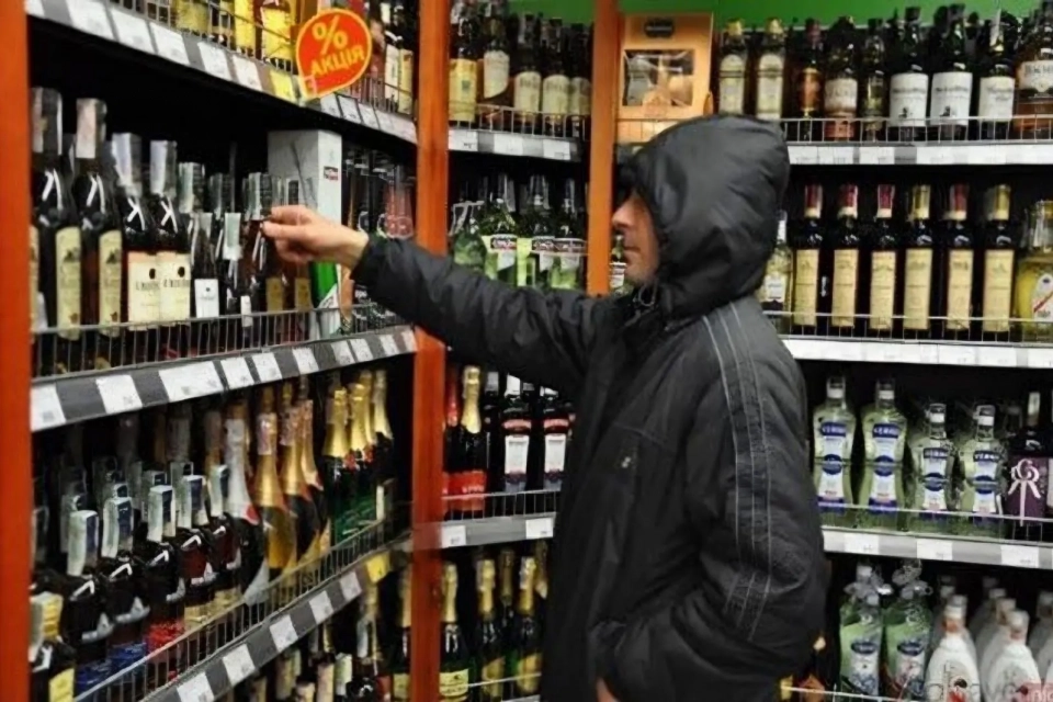 У Ланівцях суд покарав чоловіка за вкрадену пляшку горілки на заправці