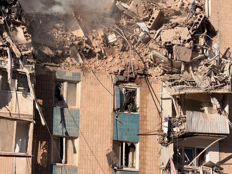 Тернополянин біля завалів другу добу чекає на звістку про прабабусю