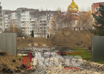 будівництво біля храму