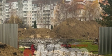 будівництво біля храму