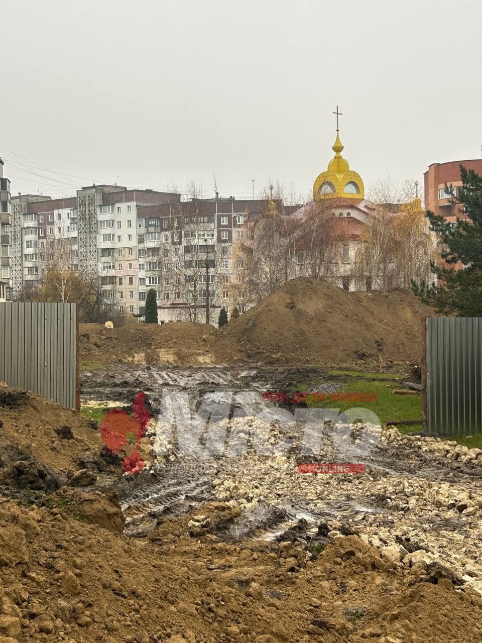 будівництво біля храму