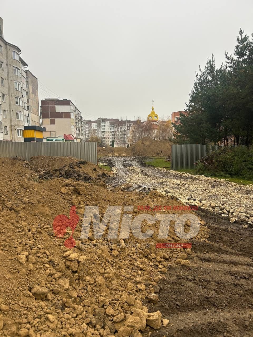 будівництво біля храму