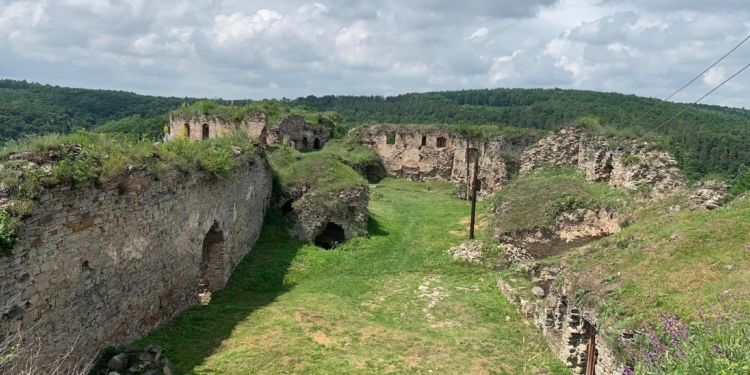 Язловецький замок: історія середньовічної твердині на Тернопільщині