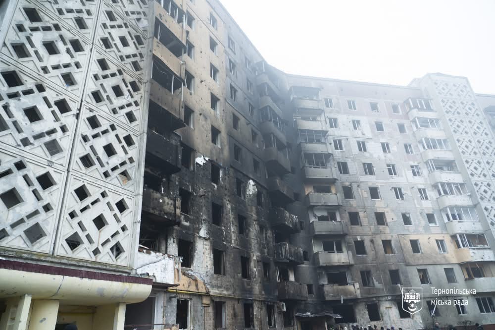 Тернопіль розшукує чоловіка, який виніс людей із палаючого будинку