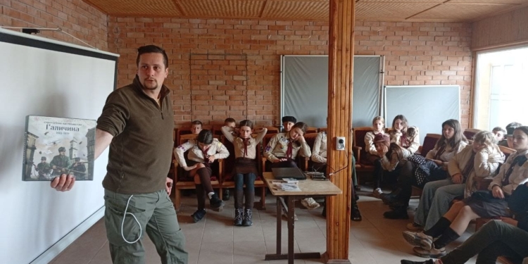 Пластуни з усієї Тернопільщини зібралися у Зарваниці на захід, присвячений Листопадовому зриву