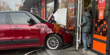 На площі Ринок у Тернополі жінка на червоному авто в’їхала в магазин