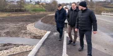 На Тернопільщині міністр Олексій Кулеба оглянув перший в Україні міст, збудований за японською модульною технологією