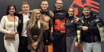 Тернополянин Богдан Волошин задушливим прийомом переміг суперника на “Битві Хрестоносців”