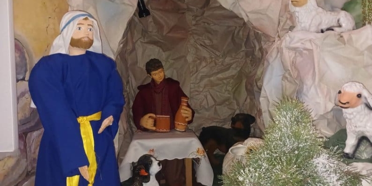 У найбільшу в Україні тернопільську шопку додали будинок, у який влучила ракета