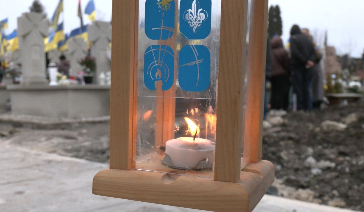 лампадки з Вифлеємським вогнем миру