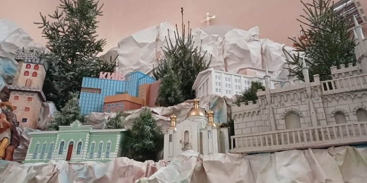 У найбільшу в Україні тернопільську шопку додали будинок, у який влучила ракета