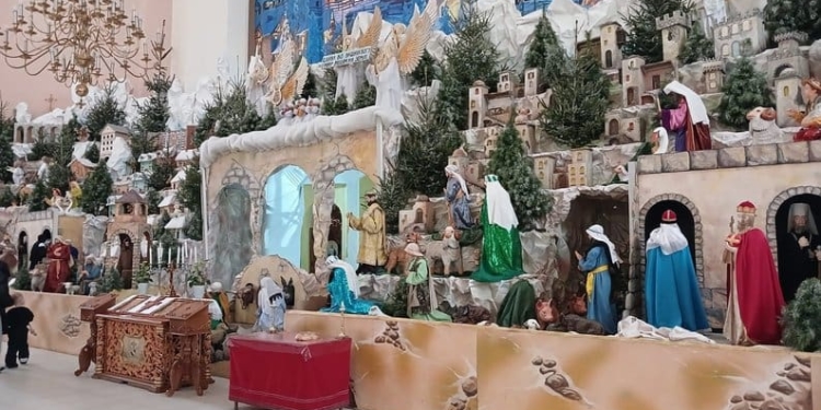 У найбільшу в Україні тернопільську шопку додали будинок, у який влучила ракета