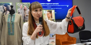 У Тернополі вишита сумка за мотивами покутської сорочки пішла з молотка за 17 000 грн