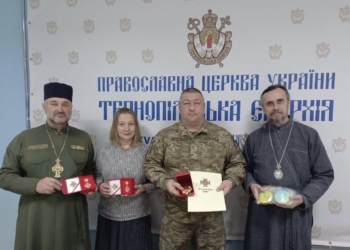 Тернопільський митрополит Нестор нагородив волонтерів і військовослужбовця церковними відзнаками