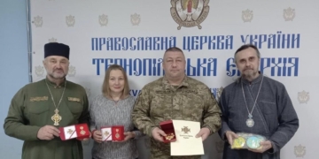 Митрополит Нестор нагородив волонтерів і військовослужбовця церковними відзнаками напередодні Дня ЗСУ