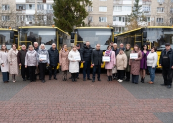 чотири шкільні автобуси