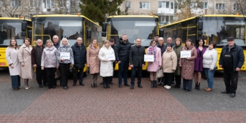 чотири шкільні автобуси