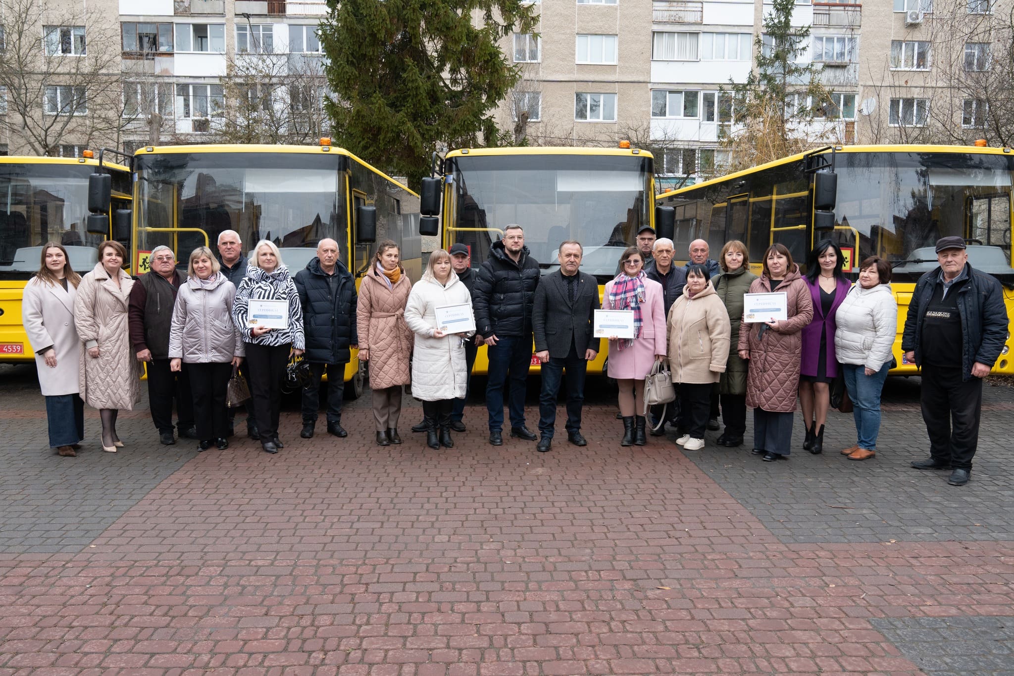 чотири шкільні автобуси