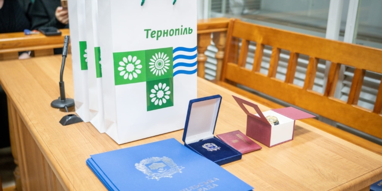 У Тернопільському міськрайонному суді привітали працівників з професійним святом