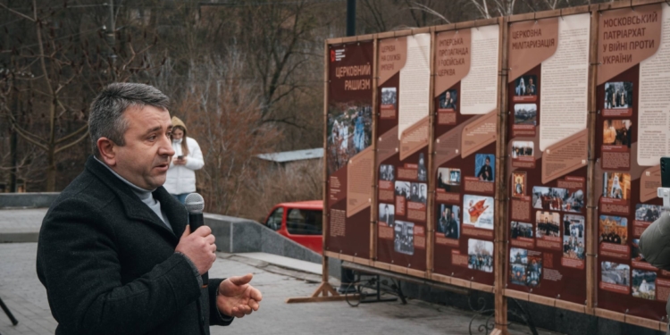У Кременці відкрили вуличну виставку “Церковний рашизм”
