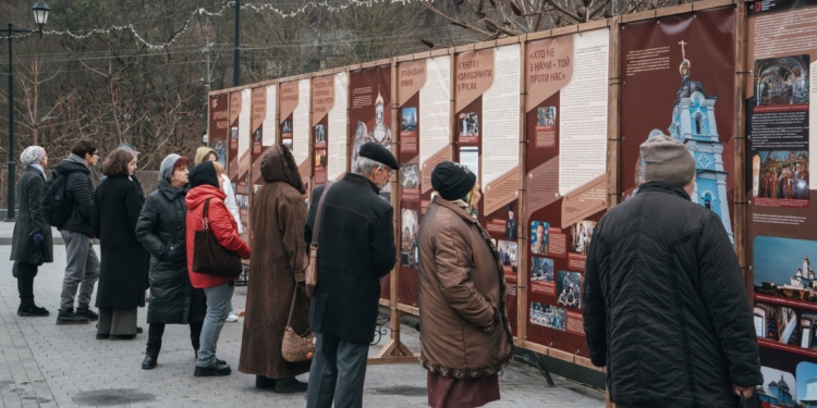 У Кременці відкрили вуличну виставку “Церковний рашизм”