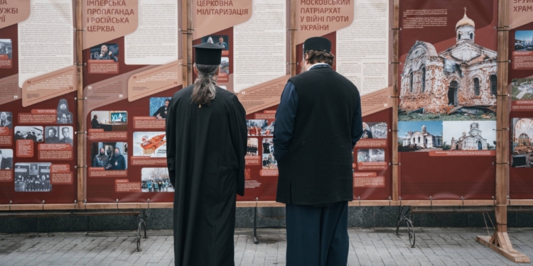 У Кременці відкрили вуличну виставку “Церковний рашизм”