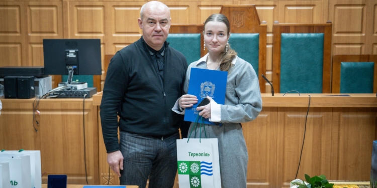 У Тернопільському міськрайонному суді привітали працівників з професійним святом