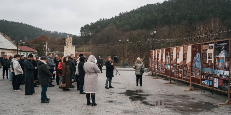 У Кременці відкрили вуличну виставку “Церковний рашизм”