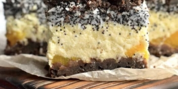 Маково-кокосовий сирник з персиками