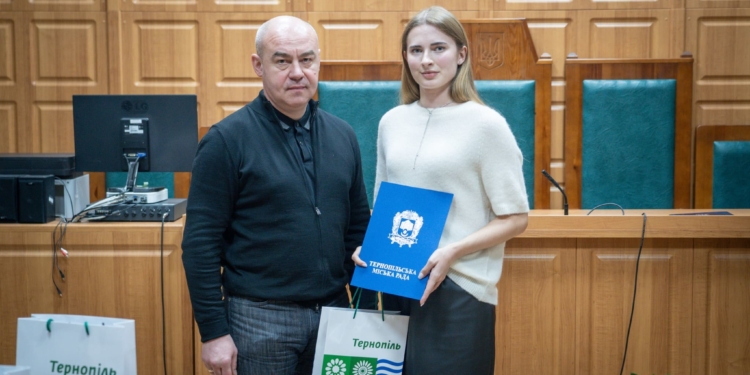 У Тернопільському міськрайонному суді привітали працівників з професійним святом